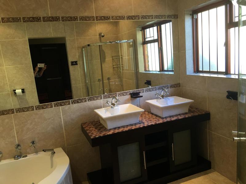 To Let 3 Bedroom Property for Rent in Uitzicht Western Cape
